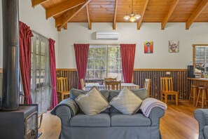 Casa de campo tradicional, vistas parciales al lago | Zona de estar | Televisión LED de 50 pulgadas con canales por cable, una chimenea