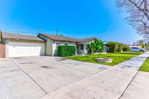 Property grounds - Disneyland Oceanic Adventure, walking distance to Convention Center & Disneyland (Anaheim)