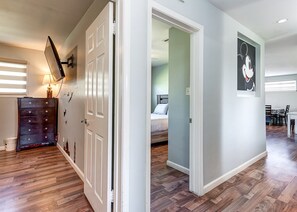 Room - Disneyland Oceanic Adventure, walking distance to Convention Center & Disneyland (Anaheim)