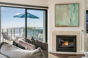 Een smart-tv, een open haard en een stereo