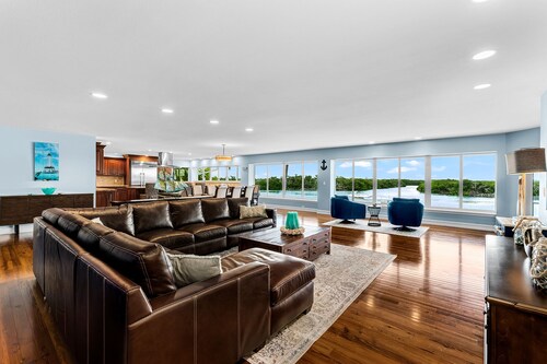   Spectacular 4 bedroom 4 1/2 bath villa on Tavernier Creek in Florida Keys. 