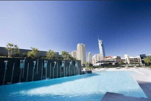 Innendørsbasseng og et oppvarmet basseng