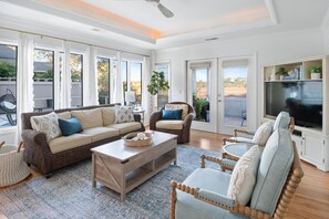 Smart-tv, een open haard, videospelletjes en tafelvoetbal