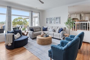 Smart-tv, een open haard, videospelletjes en tafelvoetbal