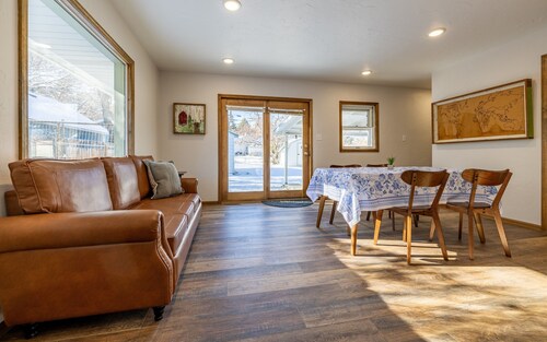 Bison Hills- Walk to historic downtown Cody, Pet Friendly