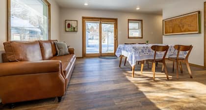 Bison Hills- Walk to historic downtown Cody, Pet Friendly