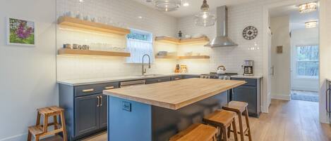 ثلاجة، ميكروويف، فرن، موقد طهي مسطح