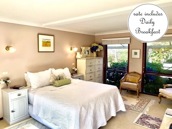 1 chambre, bureau, fer et planche à repasser, lit parapluie