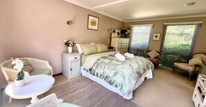 1 habitación, escritorio, tabla de planchar con plancha y cuna de viaje 