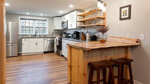 Fridge, microwave, oven, stovetop - Covey Cottage- Close to Everything Asheville (Swannanoa)