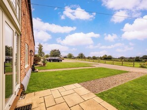 Property grounds - Maple Barn: Lux Rural Retreat Near Norfolk Coast (Sutton)