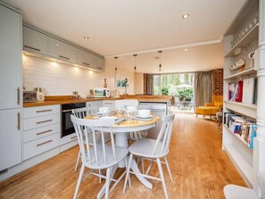 Fridge, microwave, oven, dishwasher - Maple Barn: Lux Rural Retreat Near Norfolk Coast (Sutton)