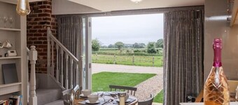 Maple Barn: Lux Rural Retreat Near Norfolk Coast