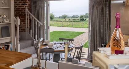 Maple Barn: Lux Rural Retreat Near Norfolk Coast