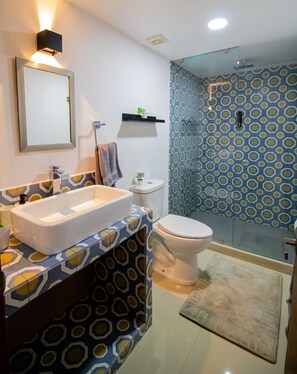 Deluxe-Suite | Badezimmer | Regendusche, kostenlose Toilettenartikel, Haartrockner, Handtücher