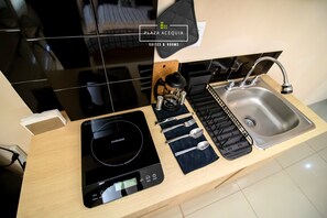 City suite | Privékeuken | Een mini-koelkast, een magnetron, een broodrooster, een blender