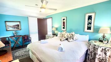 3 habitaciones, escritorio y tabla de planchar con plancha