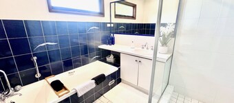 French/Italian Style Boutique The Loft Apartment @Chapmans + Breakfast + Pets