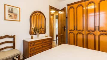 2 bedrooms, internet, bed sheets
