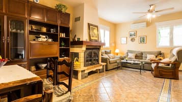 TV, fireplace