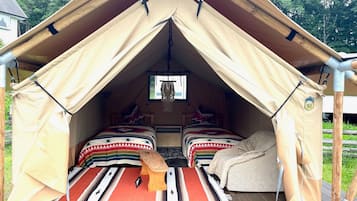 1 bedroom, desk