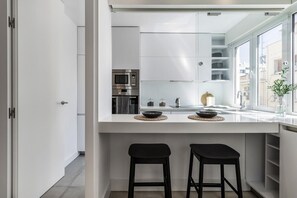 Réfrigérateur, micro-ondes, four, plaque de cuisson