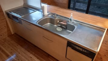 Kühlschrank, Mikrowelle, Herdplatte, Kochgeschirr/Geschirr/Besteck