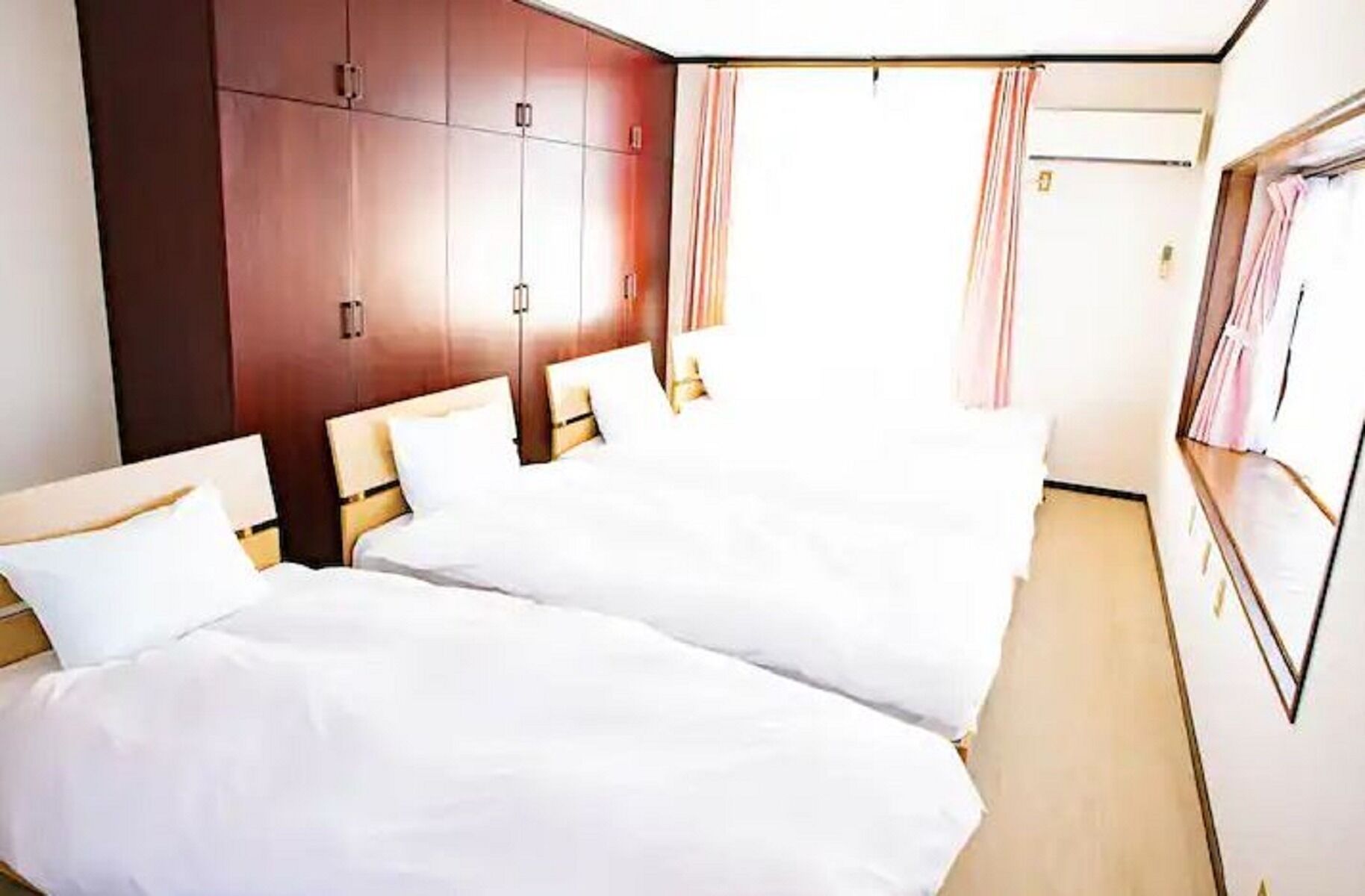 3 多间卧室、办公桌、免费 WiFi、床单