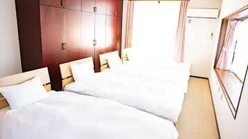 3 bedrooms, desk, free WiFi, bed sheets