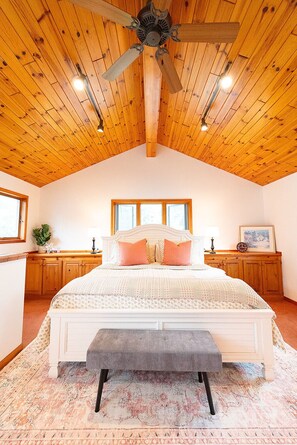 4 makuuhuonetta, silitysrauta/-lauta, vauvan matkasänky, ilmainen Wi-Fi