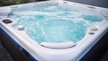 Tina de hidromasaje al aire libre