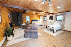 4 bedrooms, iron/ironing board, travel crib, free WiFi