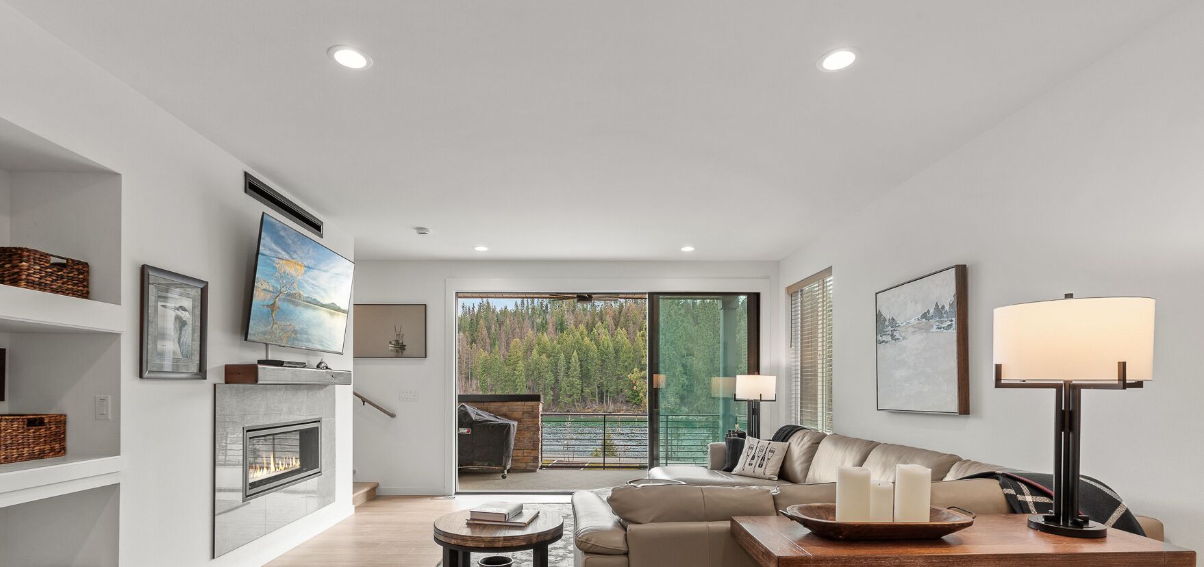 Älytelevisio, takka, kirjoja