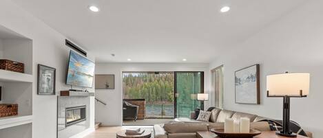 Älytelevisio, takka, kirjoja