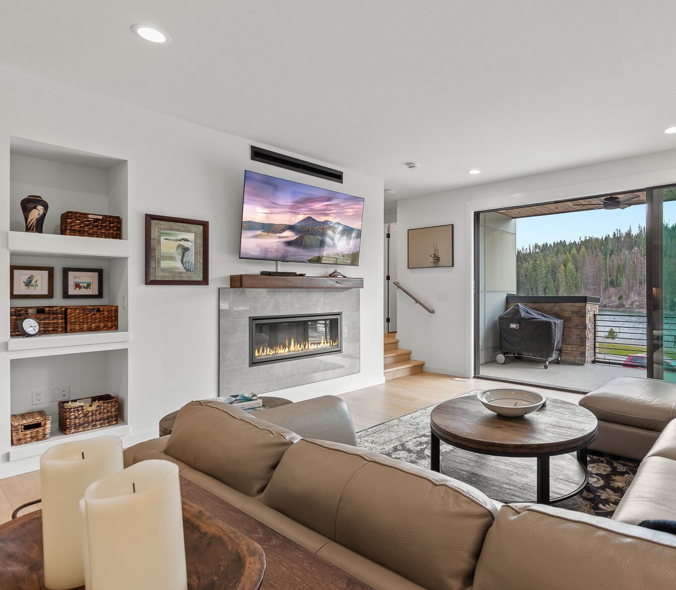 Smart TV, caminetto, libri