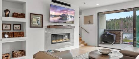 Smart TV, caminetto, libri