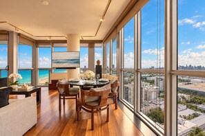 Un comedor amplio con vista al horizonte de la ciudad y la playa.