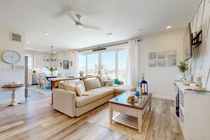 TV - Resort Style Pools, Boardwalk to the Beach (Port Aransas)