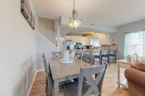 Dining - Shared Pool, Boardwalk, Golf Cart Included, Pet Friendly (Port Aransas)