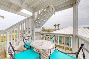 Outdoor dining - Shared Pool, Boardwalk, Golf Cart Included, Pet Friendly (Port Aransas)