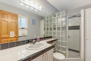 シャワー、ヘアドライヤー、タオル