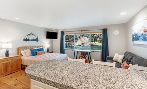 Skrivebord, strykejern/-brett, wi-fi (inkludert) og sengetøy