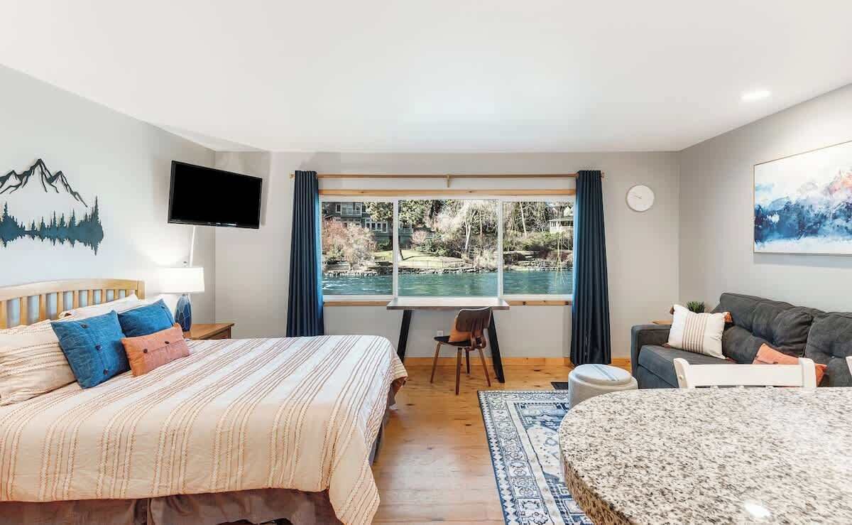 Iron/ironing board, free WiFi, bed sheets