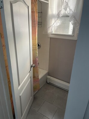 Haartrockner, Handtücher, Toilettenpapier