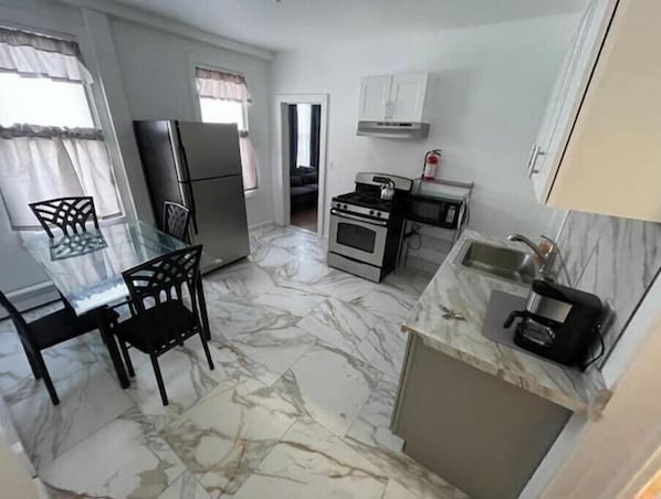 Refrigerador, microondas, horno, placa de cocina