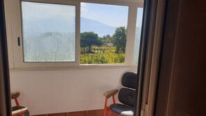 Room, 1 Bedroom, Smoking, Balcony | Ruang tamu