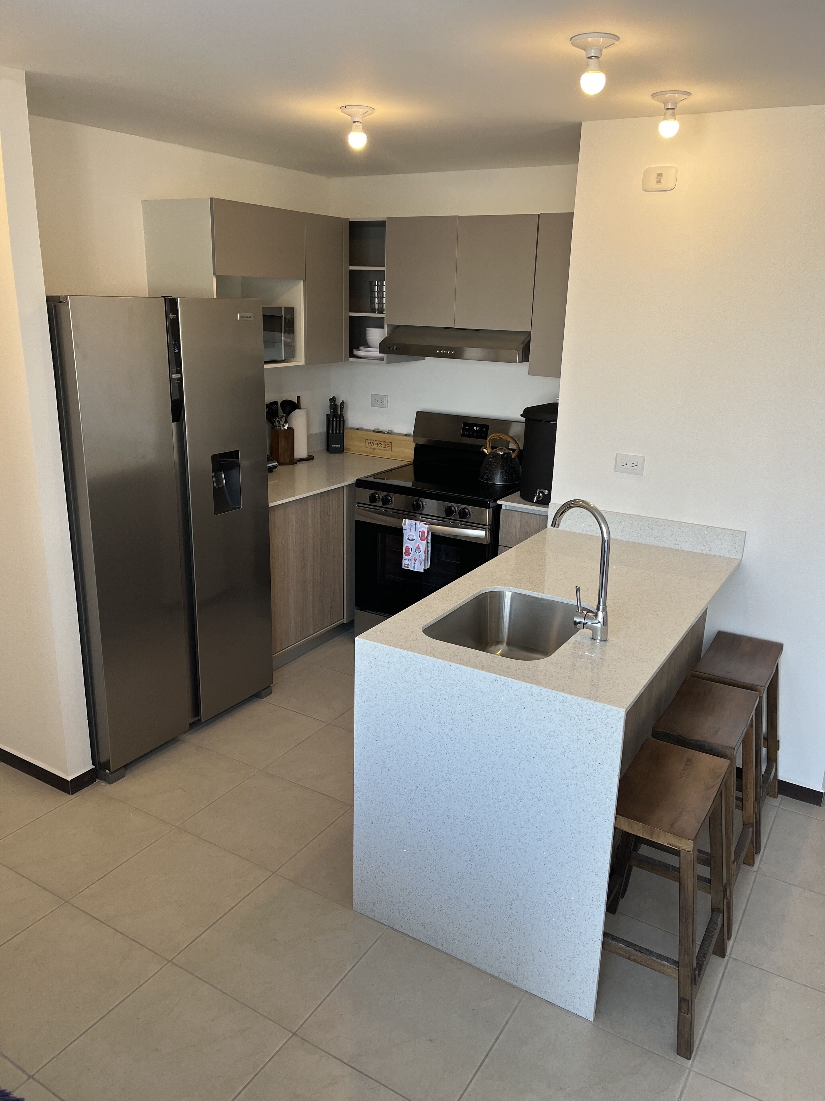 Een koelkast, een magnetron, een oven, een kookplaat