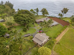 Exterior - Luxury Oceanfront Apartment Gated Cliffside Estate - Solar - Beach 10m walk (Hakalau)