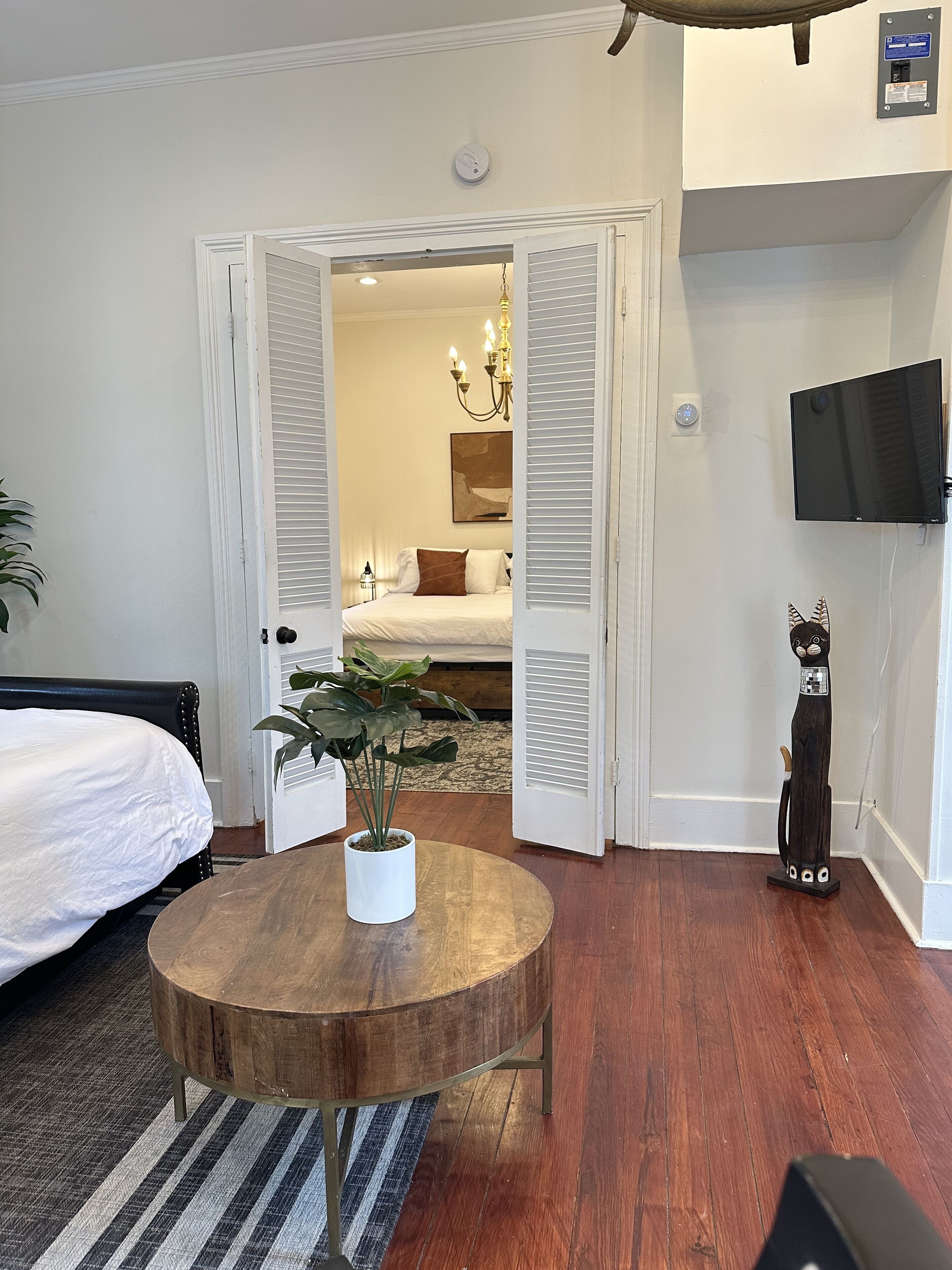 5 habitaciones, tabla de planchar con plancha, wifi y ropa de cama 