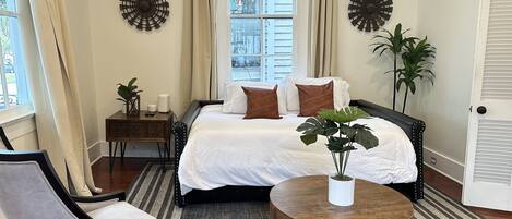 5 bedrooms, iron/ironing board, WiFi, bed sheets